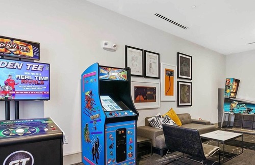 Southeast Houston Apartment | King Bed w/ Pool View 10 mins from Hobby Airport