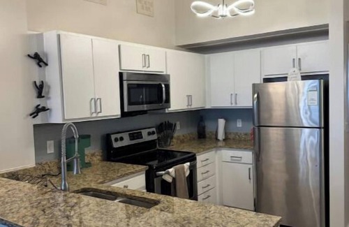 Mile Square Apartment | king bed! walk to Lucas Oil/Gainbridge/Vic.Field