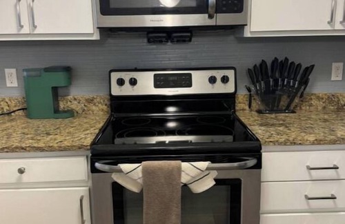 Mile Square Apartment | king bed! walk to Lucas Oil/Gainbridge/Vic.Field