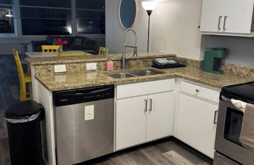 Mile Square Apartment | king bed! walk to Lucas Oil/Gainbridge/Vic.Field