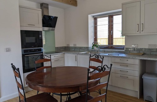 Clyst Saint George Apartment | King bedroom and twin bed room with ensuites