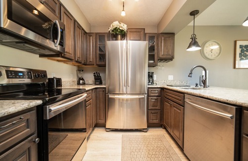 Table Rock Condo | King Bedroom Condo with Balcony - Golf Course View