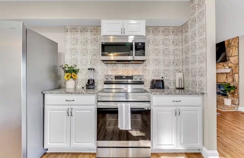 Kernersville House | King Beds Pet-Friendly Large Yard