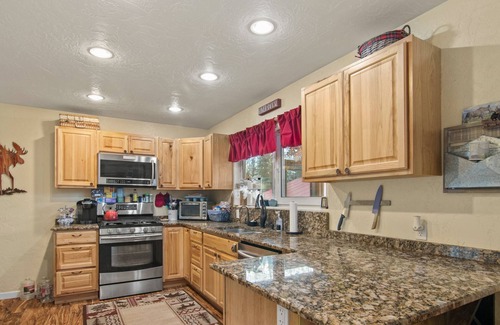 Sterling Cabin | King Cabin -Full Kitchen + Laundry | Kenai Retreat