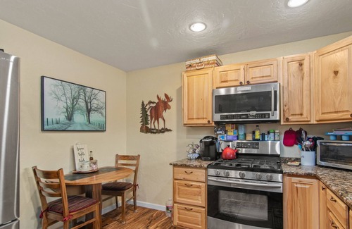 Sterling Cabin | King Cabin -Full Kitchen + Laundry | Kenai Retreat
