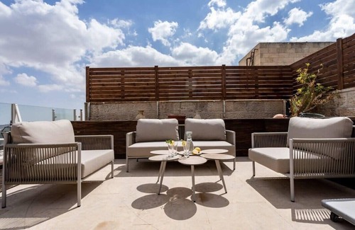 Mamilla Apartment | King David Penthouse 6BD/Parking/Pool, Awesome View Over The Old City