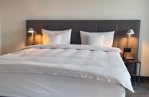 Unterrath Hotel | King Double Deluxe Apartment + Balcony