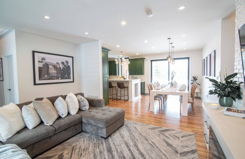 Barrie House | King Estate Barrie w Private Spa | 7 Bedrooms | Sleeps 20 | 5min to Downtown