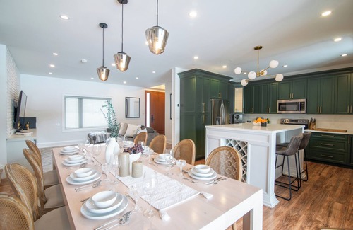 Barrie House | King Estate Barrie w Private Spa | 7 Bedrooms | Sleeps 20 | 5min to Downtown