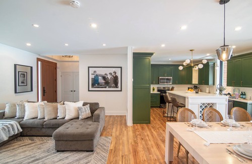 Barrie House | King Estate Barrie w Private Spa | 7 Bedrooms | Sleeps 20 | 5min to Downtown