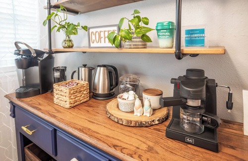Moore House | King, Pet Friendly, WiFi, Fireplace, Fenced Yard, Patio
