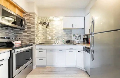 Fairview Park Apartment | King & Queen Luxury Memory Foam Beds near Cleveland Airport | Georgetown Villas