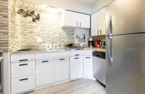 Fairview Park Apartment | King & Queen Luxury Memory Foam Beds near Cleveland Airport | Georgetown Villas