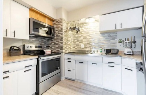 Fairview Park Apartment | King & Queen Luxury Memory Foam Beds near Cleveland Airport | Georgetown Villas