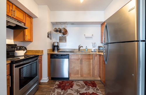 Fairview Park Apartment | King & Queen Luxury Memory Foam Beds near Cleveland Airport | Georgetown Villas