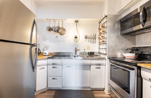 Fairview Park Apartment | King & Queen Luxury Memory Foam Beds near Cleveland Airport | Georgetown Villas