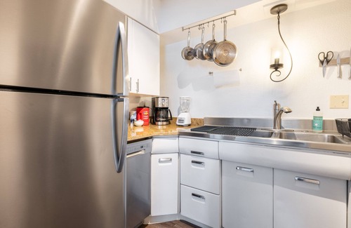 Fairview Park Apartment | King & Queen Luxury Memory Foam Beds near Cleveland Airport | Georgetown Villas