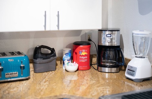 Fairview Park Apartment | King & Queen Luxury Memory Foam Beds near Cleveland Airport | Georgetown Villas