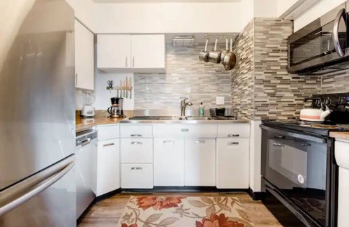 Fairview Park Apartment | King & Queen Luxury Memory Foam Beds near Cleveland Airport | Georgetown Villas