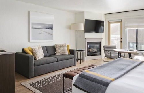 Teton Village Hotel | King + Queen Sofa, Gravity Haus, Outdoor Pool, Close to Gondolas - 2 Units