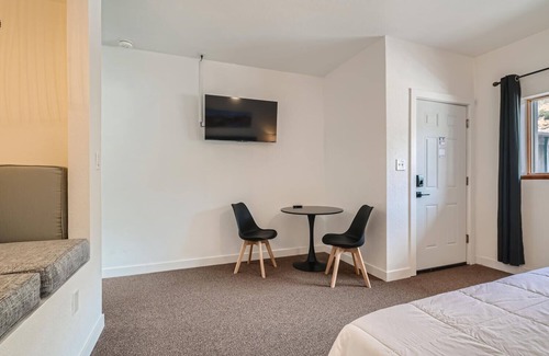 Idaho Springs Hotel | King Room, Boutique Mtn Motel Idaho Springs