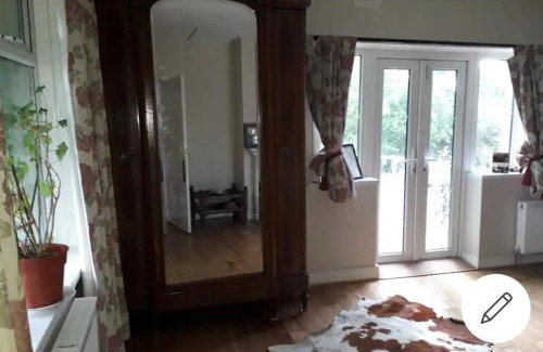 Kilkenny House | King Size Bed, Private Parking, Centrally Located