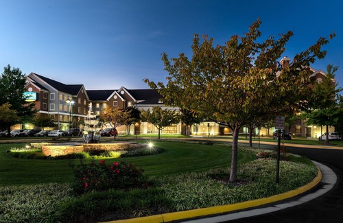 Chantilly Apartment | King Studio Near IAD | Free Breakfast + Shuttle to Airport + Corporate Area