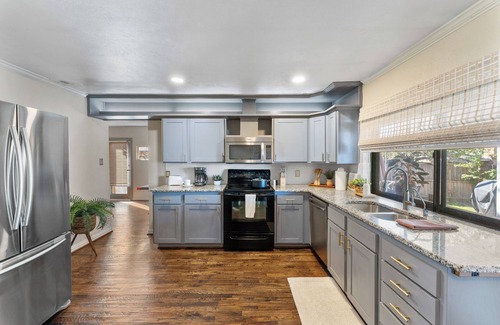 The Colony House | King Suite 3BR/2BA- The Colony 5 min/Grandscape Firepit + Air Hockey + Ping pong