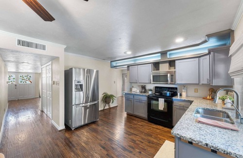 The Colony House | King Suite 3BR/2BA- The Colony 5 min/Grandscape Firepit + Air Hockey + Ping pong