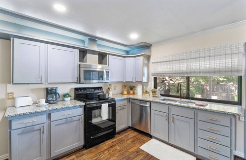 The Colony House | King Suite 3BR/2BA- The Colony 5 min/Grandscape Firepit + Air Hockey + Ping pong