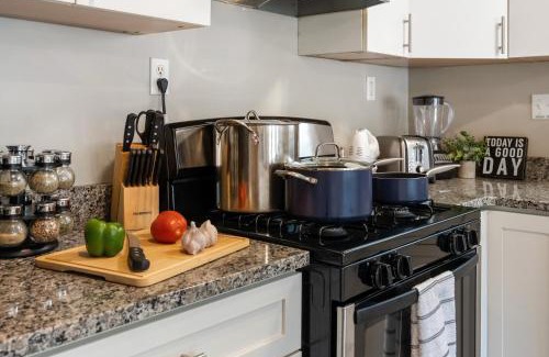 Warsaw Apartment | King Suite Fiber Internet Full Kitchen