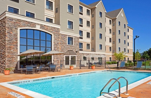 Concordville Condo | King Suite. Free Breakfast. Seasonal Outdoor Pool. Gym. Great for Business Travelers!