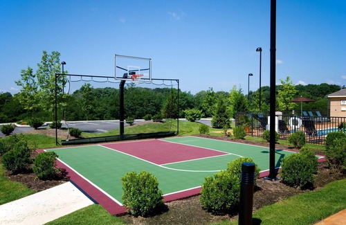 Concordville Condo | King Suite. Free Breakfast. Seasonal Outdoor Pool. Gym. Great for Business Travelers!