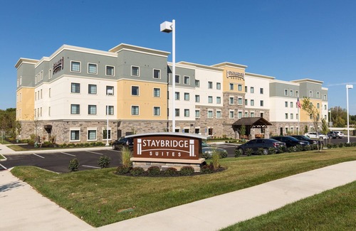 Newark Apartment | King Suite. Free Breakfast. Pool. Shared BBQ. Great for Business Travelers!