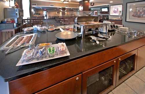 Graysville Condo | King Suite Near CHA | Free Breakfast Buffet, Pool, Gym.