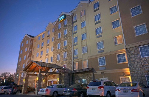 Graysville Condo | King Suite Near CHA | Free Breakfast Buffet, Pool, Gym.