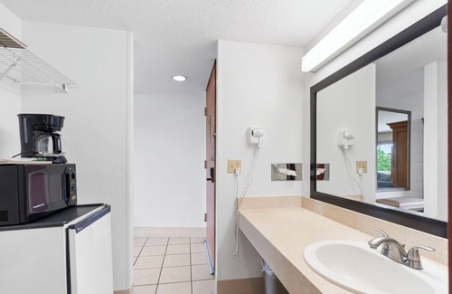 Indian Point Condo | King Suite w/Lakeview | Swim-Up Bar & Marina Access, Tiki Bar & Pet Friendly!