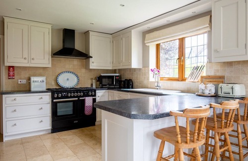 Winchcombe Cottage | Kingfisher Cottage - sleeps 10 guests in 5 bedrooms