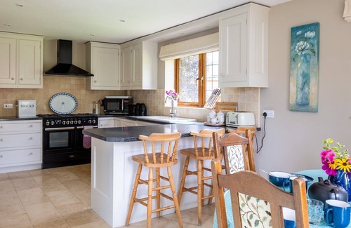 Winchcombe Cottage | Kingfisher Cottage - sleeps 10 guests in 5 bedrooms