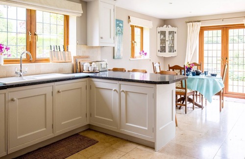 Winchcombe Cottage | Kingfisher Cottage - sleeps 10 guests in 5 bedrooms