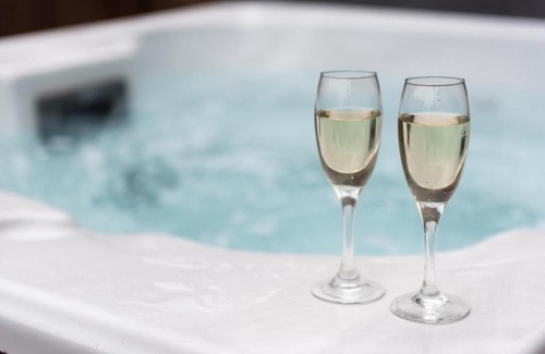 Cupar House | Kingfisher Lodge with Hot Tub near Cupar Fife