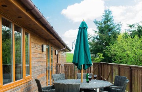 Cupar House | Kingfisher Lodge with Hot Tub near Cupar Fife