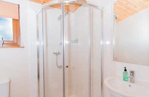 Cupar House | Kingfisher Lodge with Hot Tub near Cupar Fife