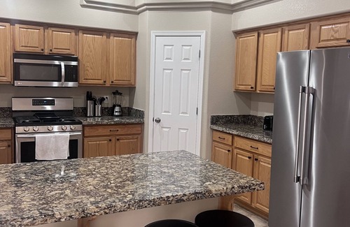 Kingman House | Kingman Family Sized Home 6 beds Backyard BBQ & Fire pit