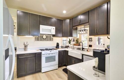 Kingman House | Kingman Retreat w/ Hot Tub: 1 Block to Route 66!