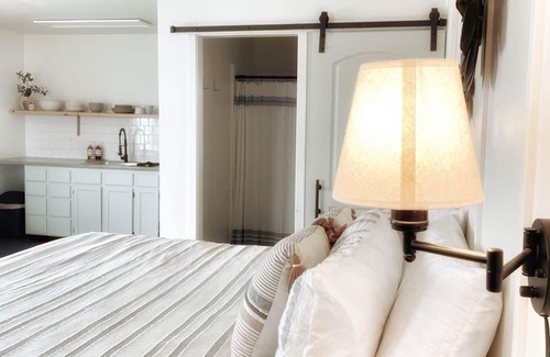 Homer Hotel | Kingsize Bed - Romantic Getaway on the Homer Spit