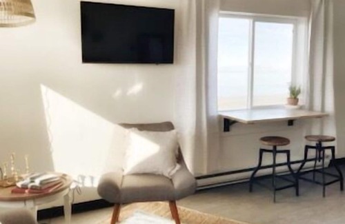 Homer Hotel | Kingsize Bed - Romantic Getaway on the Homer Spit