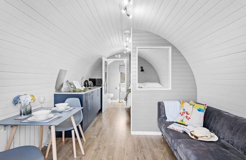 Wells Cabin | Kingston Black Glamping Pod - Hot Tub