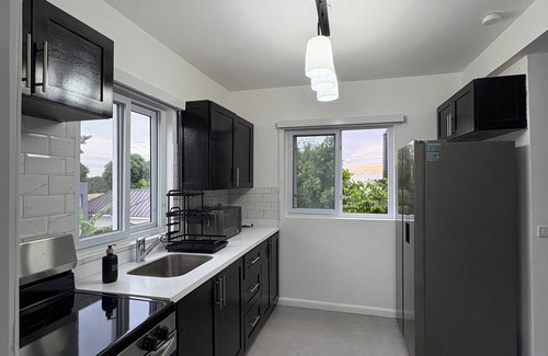 Norbrook Apartment | Kingston Modern Apartment With Free Parking and Wifi