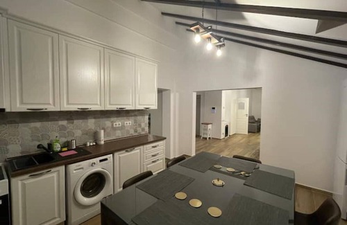 Sector 1 Apartment | KingTop @Iarca Inn